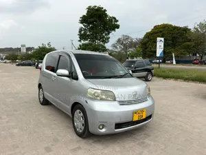 Toyota Porte 2004 Silver