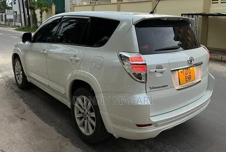 Toyota Vanguard 2012 White