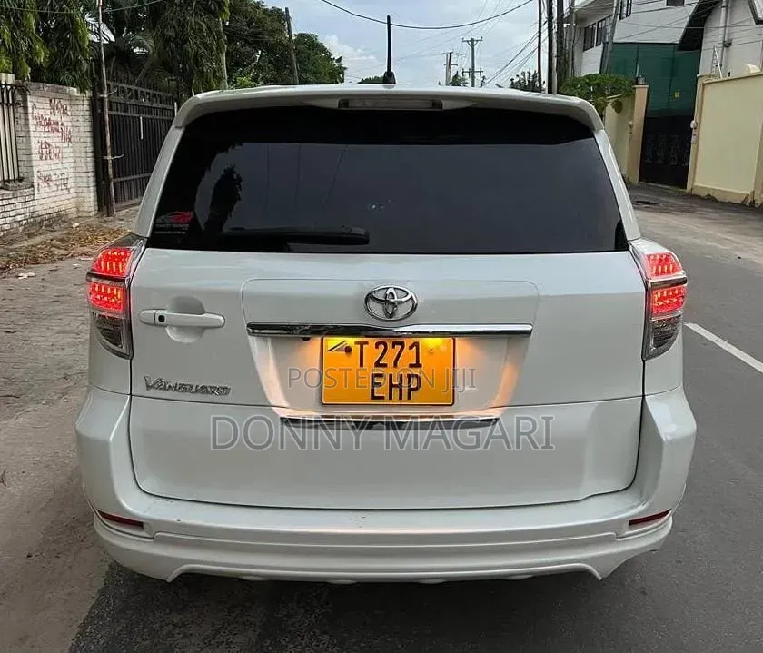 Toyota Vanguard 2012 White