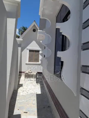 5bdrm House in Fuoni, Magharibi for sale