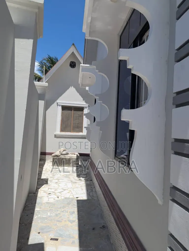 5bdrm House in Fuoni, Magharibi for sale