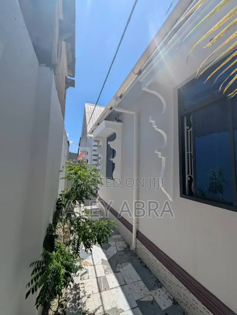 5bdrm House in Fuoni, Magharibi for sale