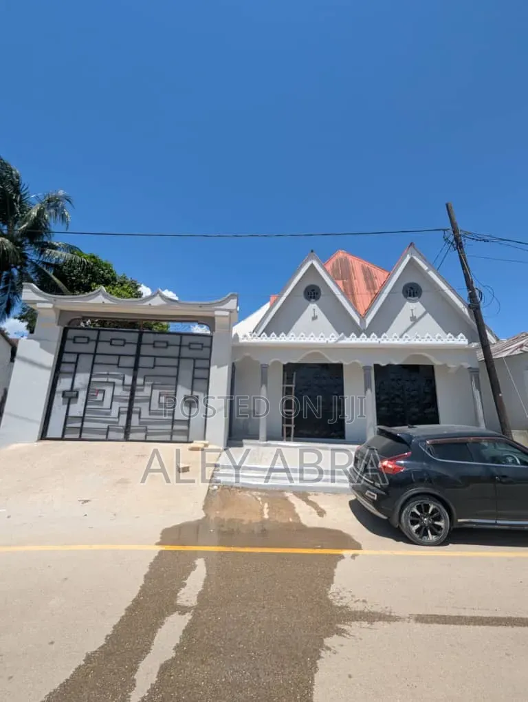 5bdrm House in Fuoni, Magharibi for sale