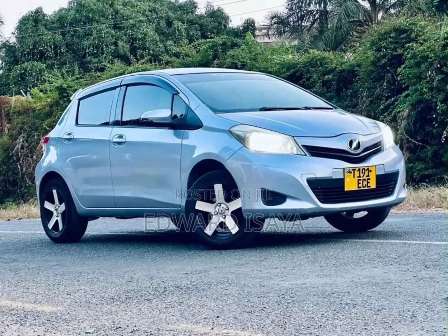 Toyota Vitz 2012 Silver