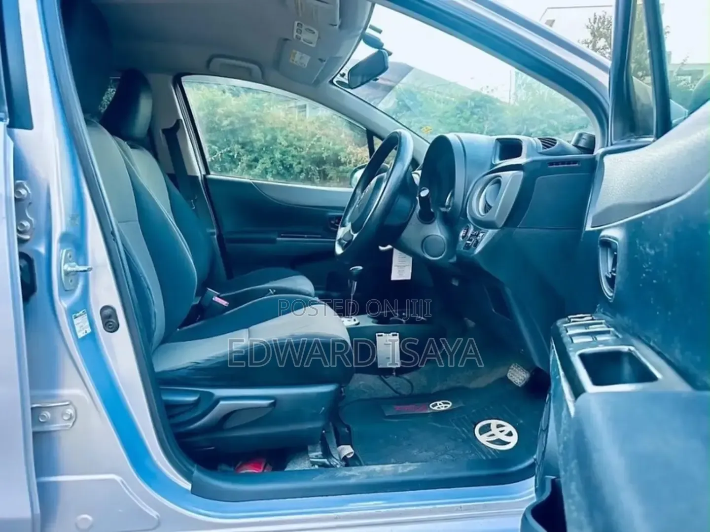 Toyota Vitz 2012 Silver