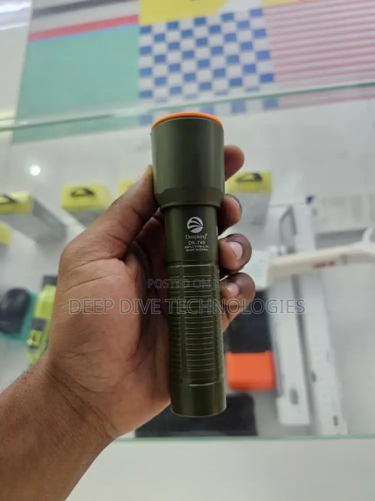 Rechargeable Telescopic LED Flashlight 7W