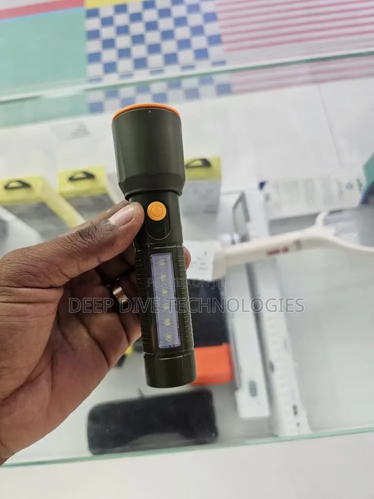 Rechargeable Telescopic LED Flashlight 7W