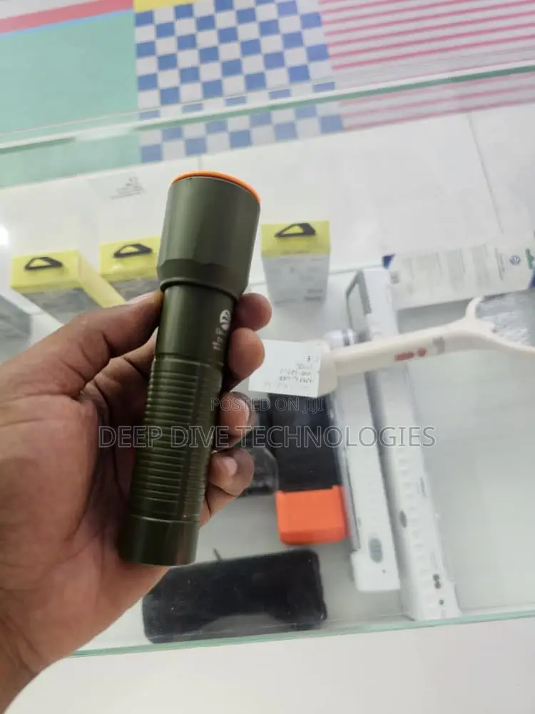Rechargeable Telescopic LED Flashlight 7W