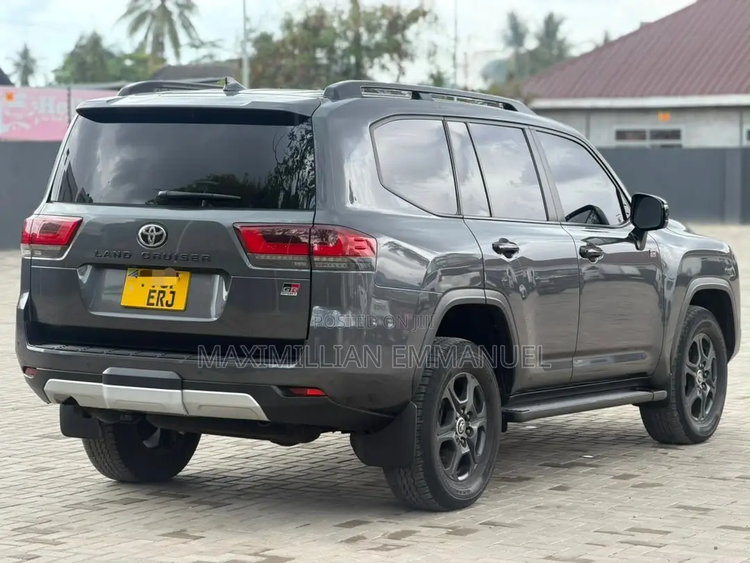 Toyota Land Cruiser 2024 Silver