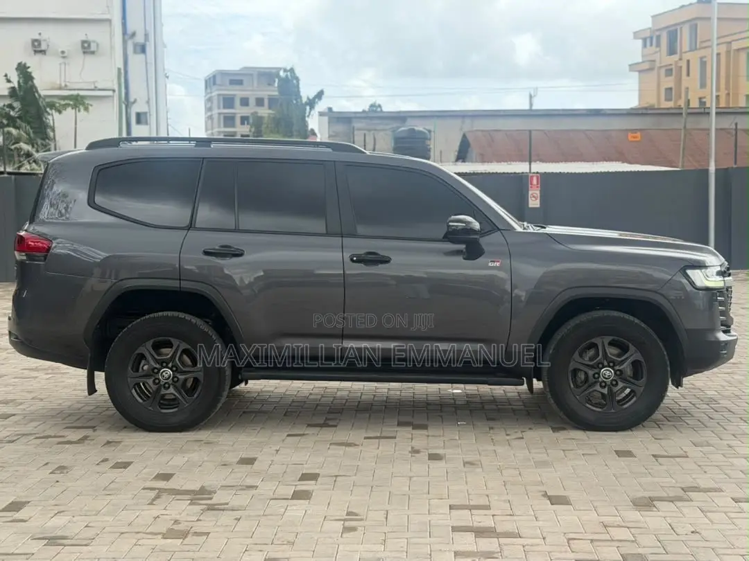 Toyota Land Cruiser 2024 Silver