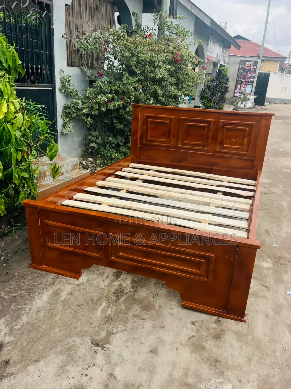 Bed 5/6 Hardwood Used Clean