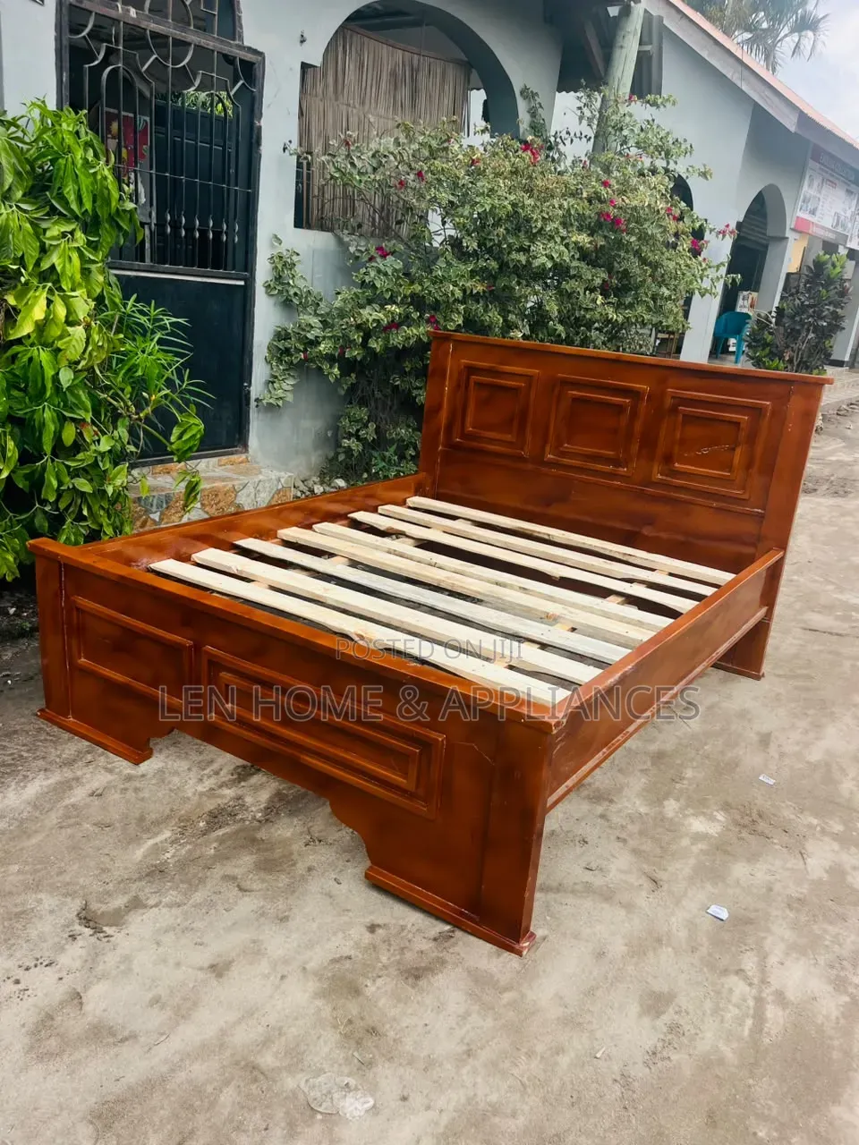 Bed 5/6 Hardwood Used Clean