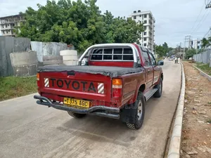 Toyota Hilux 1999 Red