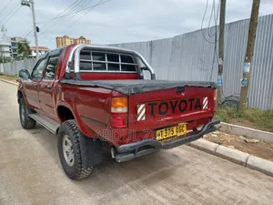 Toyota Hilux 1999 Red