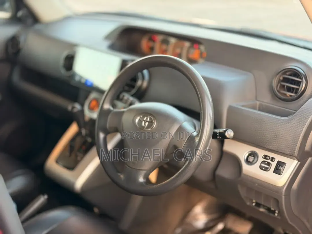Toyota Rumion 1.5 FWD 2023 Red