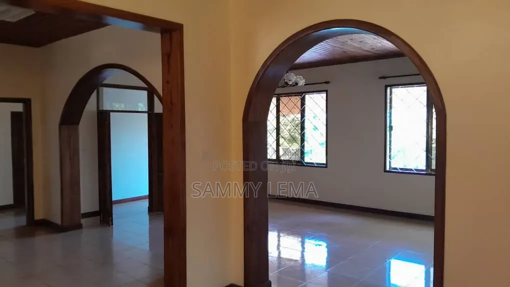 5bdrm Bungalow in Block C, Njiro for sale