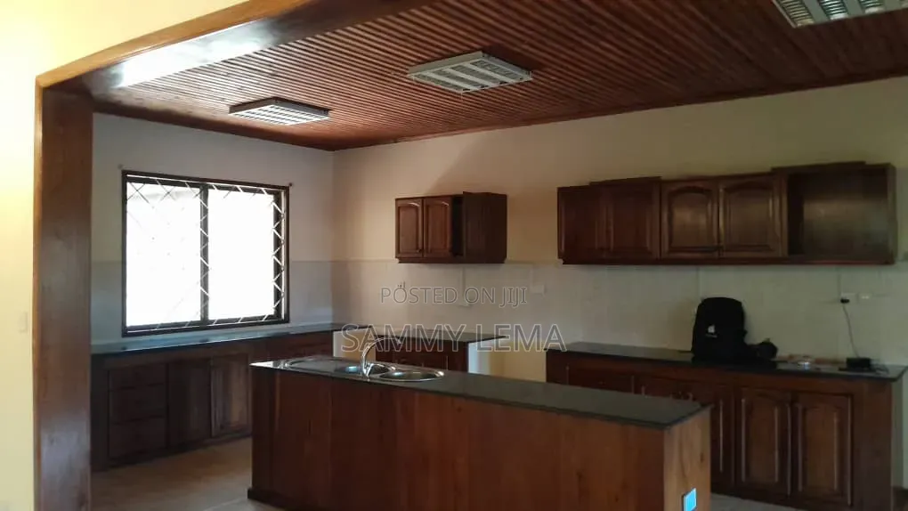 5bdrm Bungalow in Block C, Njiro for sale