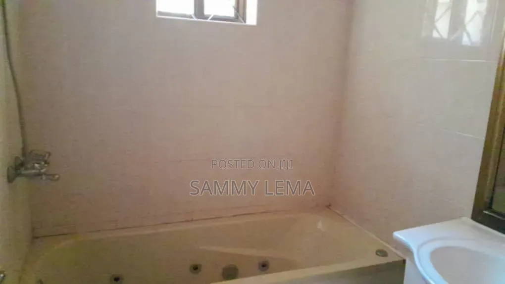 5bdrm Bungalow in Block C, Njiro for sale