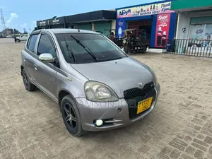 Toyota Vitz 2002 Silver