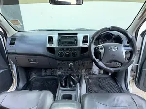 Toyota Hilux 2011 White