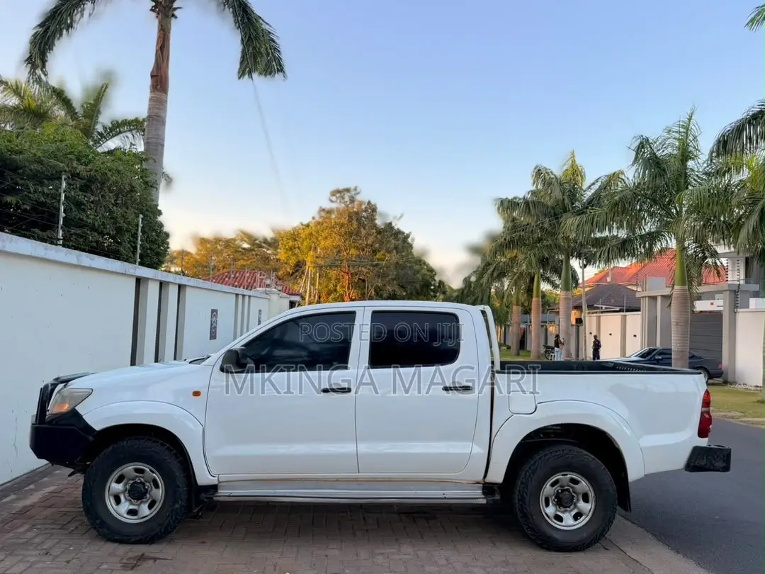 Toyota Hilux 2011 White