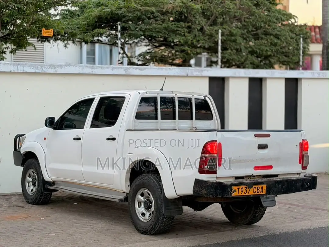 Toyota Hilux 2011 White