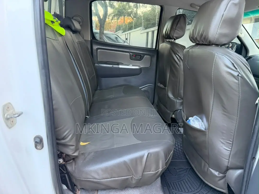 Toyota Hilux 2011 White