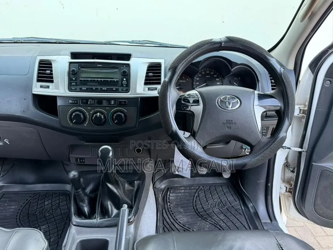 Toyota Hilux 2011 White