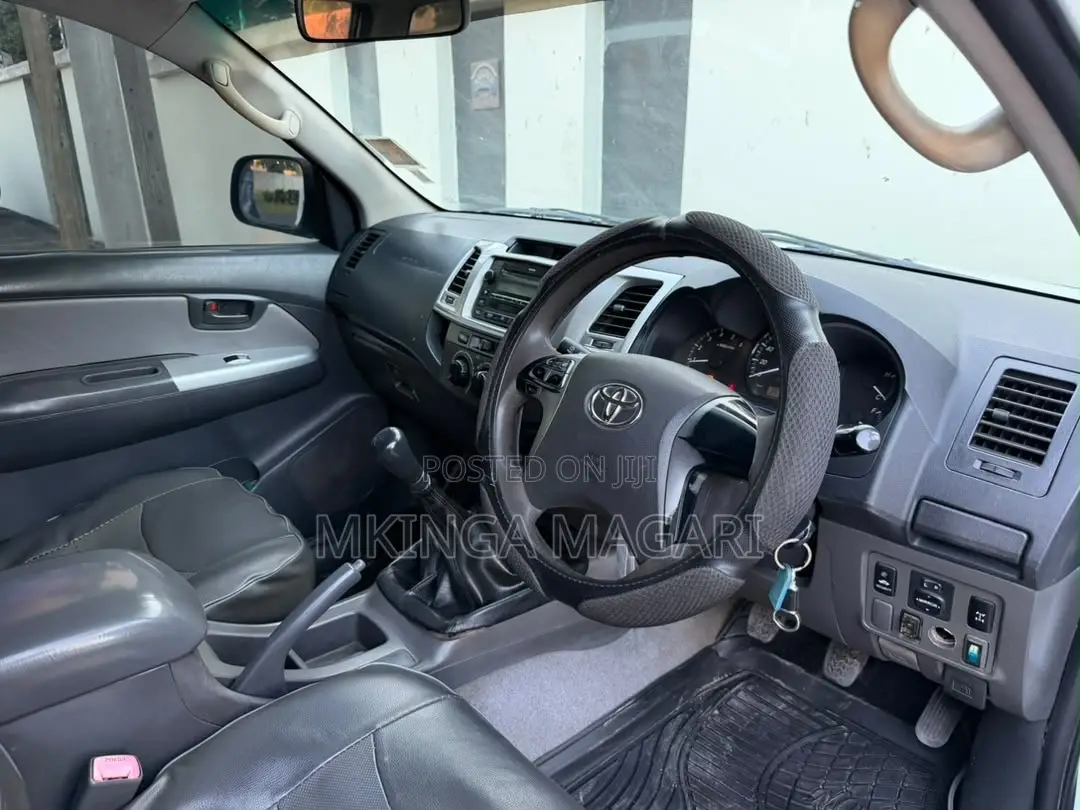 Toyota Hilux 2011 White