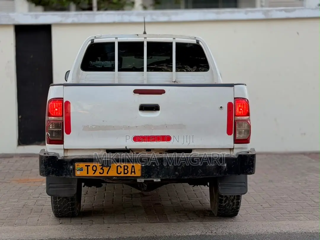 Toyota Hilux 2011 White