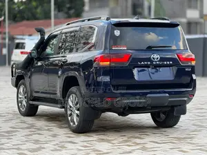 Toyota Land Cruiser LC300 2024 Blue