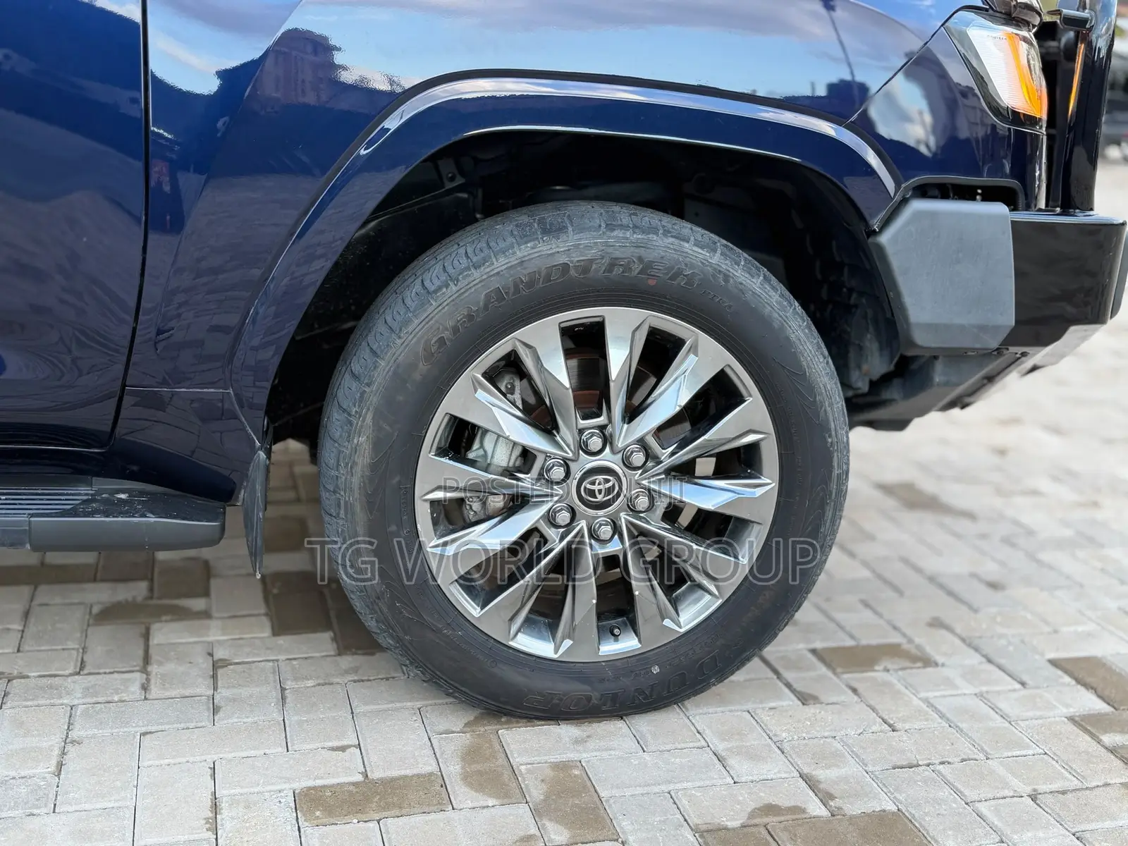 Toyota Land Cruiser LC300 2024 Blue