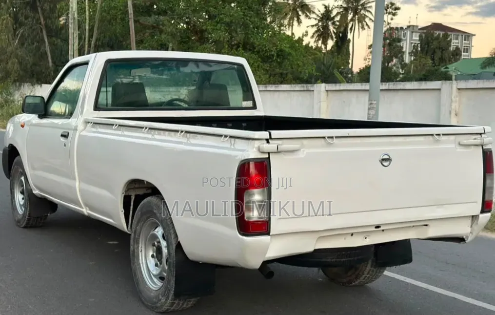 Nissan Hardbody 2016 White
