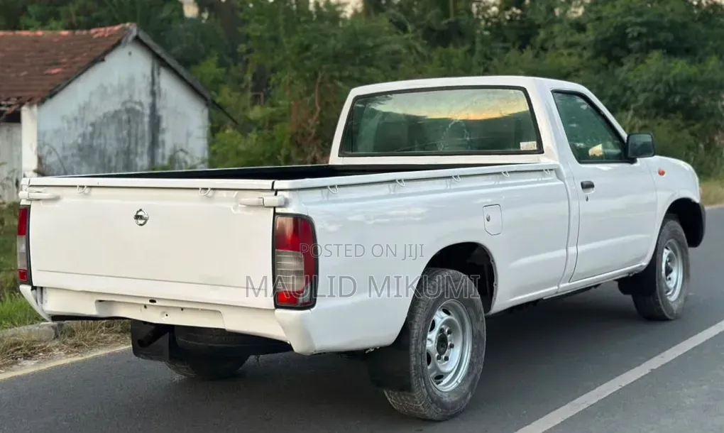 Nissan Hardbody 2016 White