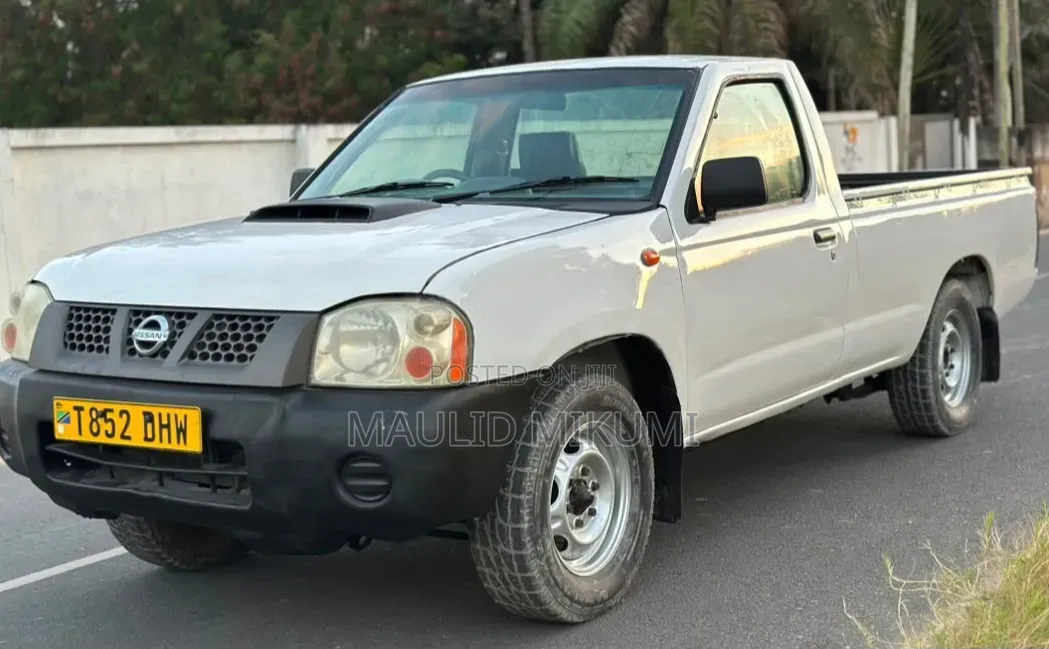 Nissan Hardbody 2016 White
