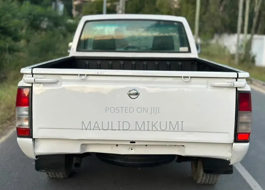 Nissan Hardbody 2016 White