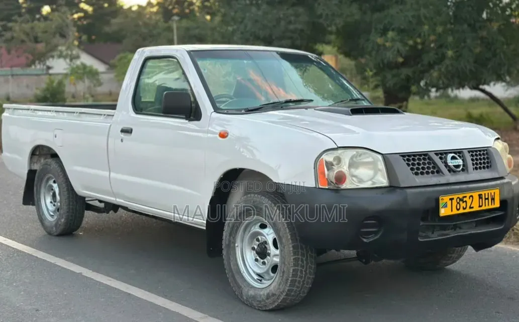 Nissan Hardbody 2016 White