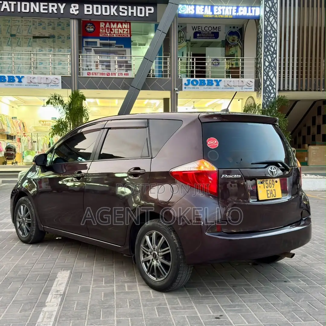 Toyota Ractis 2011 Maroon