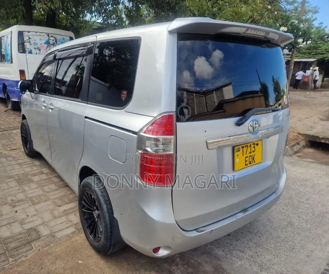 Toyota Noah 2008 Silver