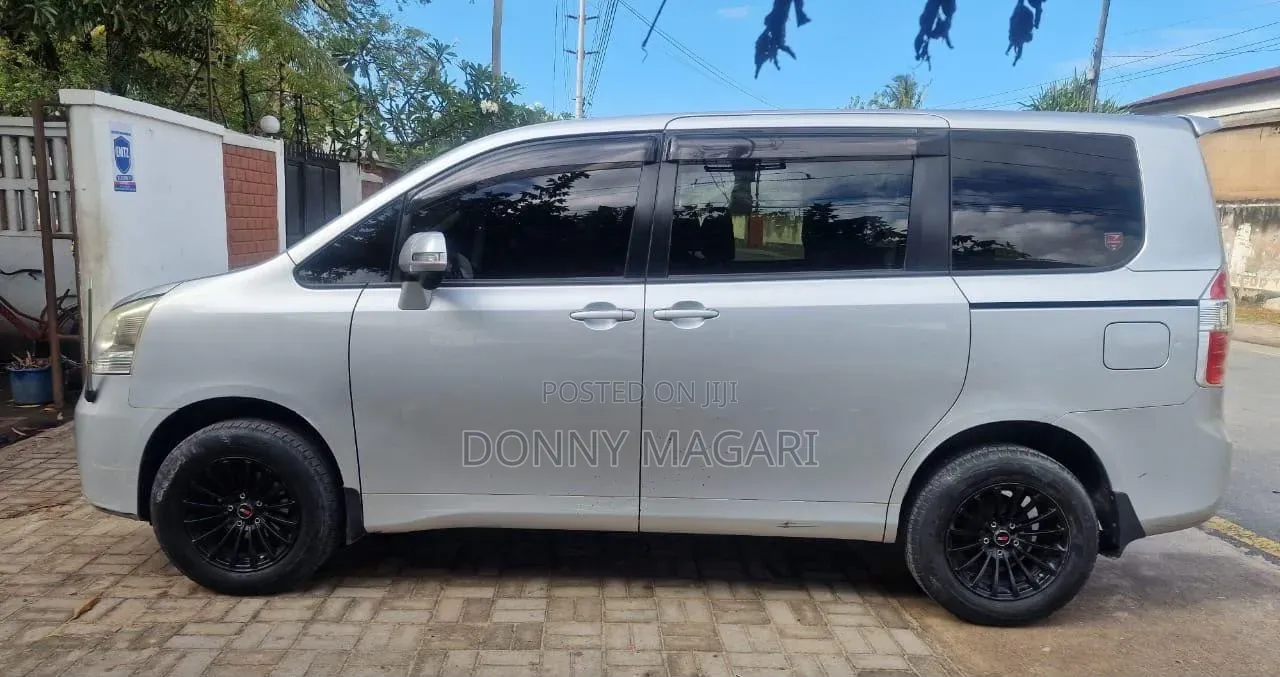 Toyota Noah 2008 Silver