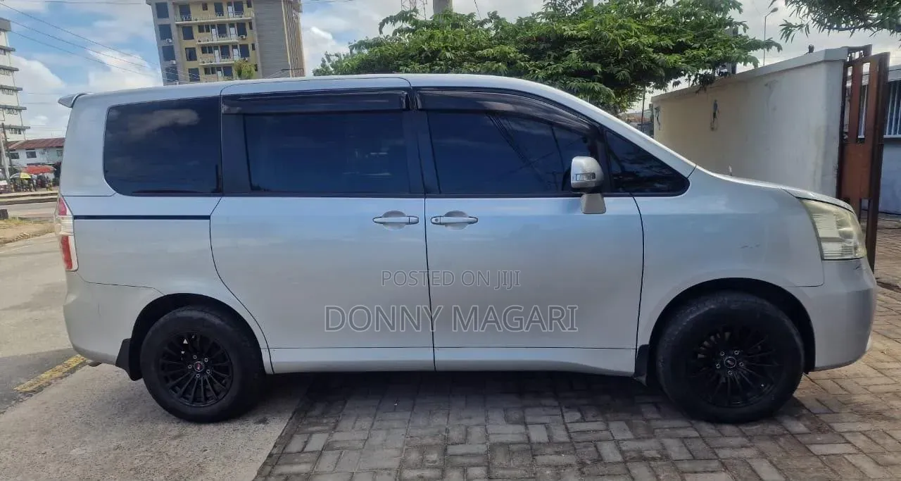 Toyota Noah 2008 Silver
