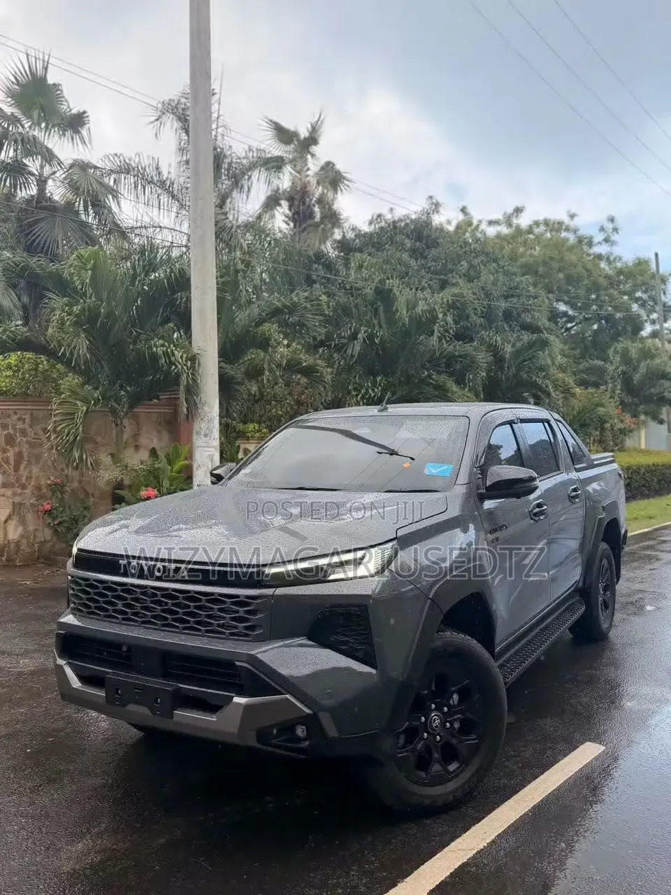 New Toyota Hilux 2025 Burgundy