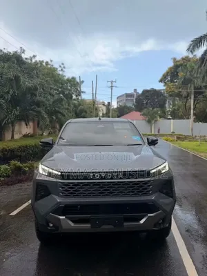 New Toyota Hilux 2025 Burgundy