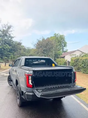 New Toyota Hilux 2025 Burgundy