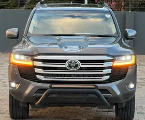 Toyota Land Cruiser LC300 2024