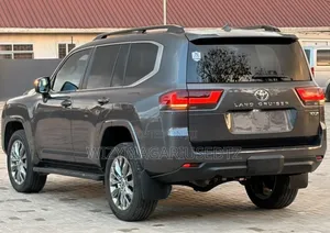 Toyota Land Cruiser LC300 2024