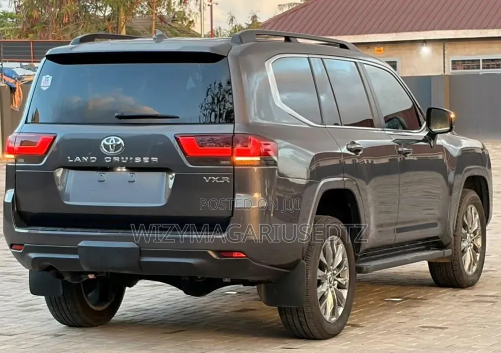 Toyota Land Cruiser LC300 2024