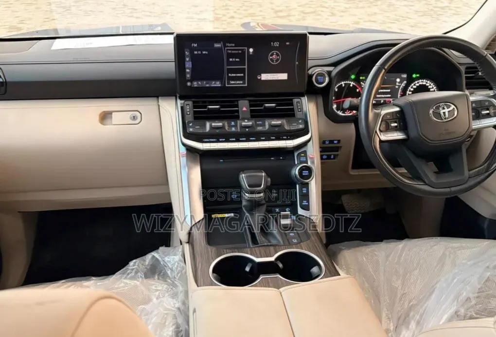 Toyota Land Cruiser LC300 2024