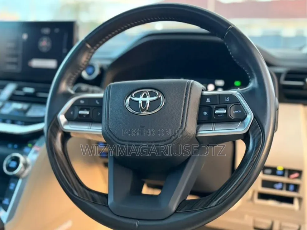 Toyota Land Cruiser LC300 2024