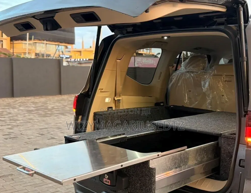Toyota Land Cruiser LC300 2024